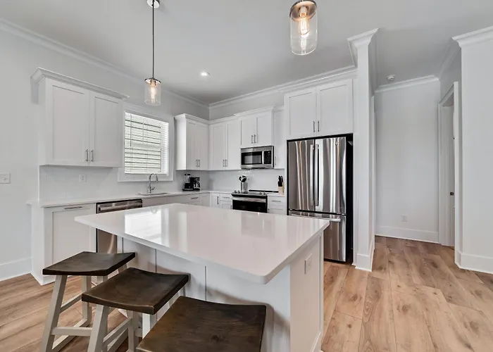 Beautiful 4 Bed, 4 Bath Home, Next To Pool & Holiday home