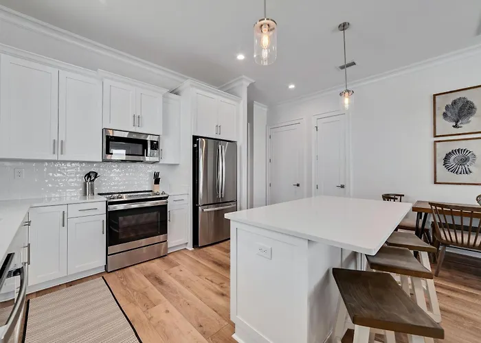 Beautiful 4 Bed, 4 Bath Home, Next To Pool & Holiday home