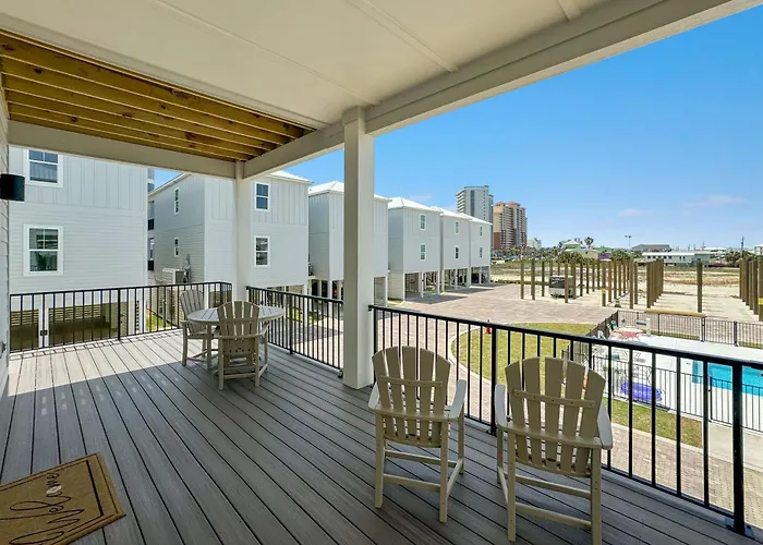 Beautiful 4 Bed, 4 Bath Home, Next To Pool & Holiday home Gulf Shores