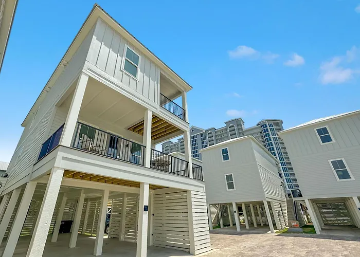 Beautiful 4 Bed, 4 Bath Home, Next To Pool & Holiday home *