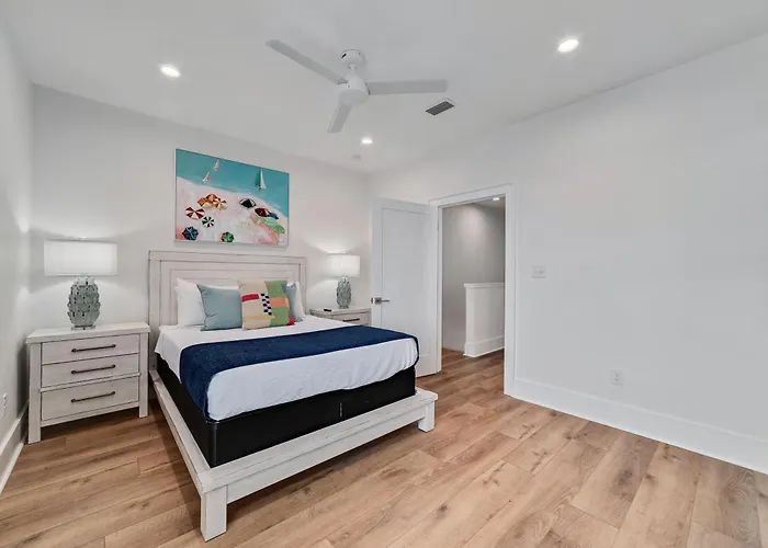 Beautiful 4 Bed, 4 Bath Home, Next To Pool & Holiday home Gulf Shores