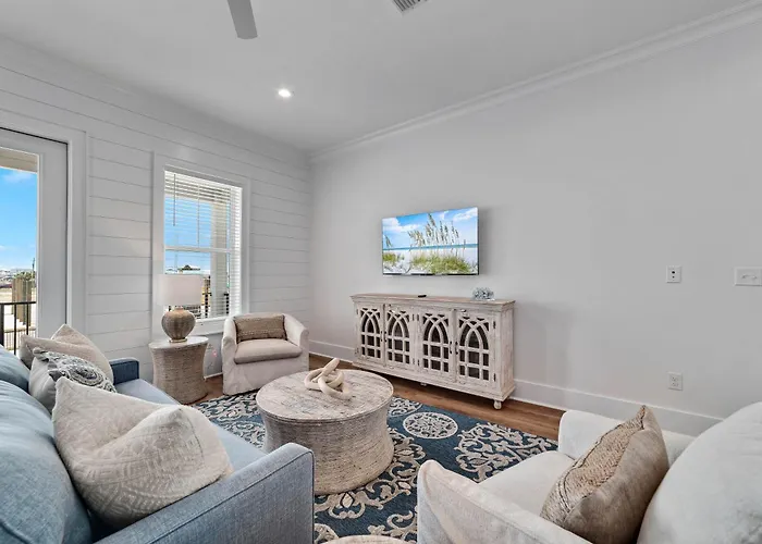 Beautiful 4 Bed, 4 Bath Home, Next To Pool & Holiday home *