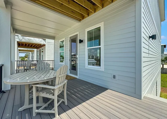 Beautiful 4 Bed, 4 Bath Home, Next To Pool & *